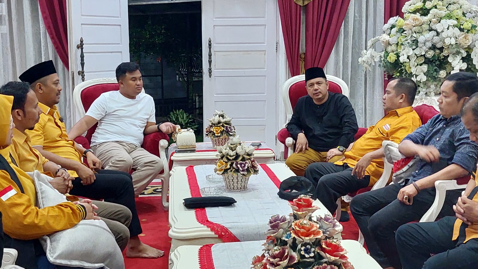 Ketua DPD Partai Hanura Sumatera Barat (Sumbar), Febby Dt. Bangso bersilaturahmi dengan Bupati Kabupaten Dharmasraya, Sutan Riska Tuanku Kerajaan. 